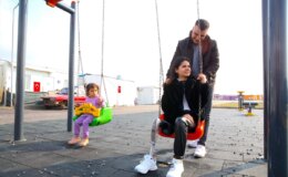 Depremde ailesini kaybeden Tuğçe Kalmış, protez bacağıyla ilk adımlarını atıyor
