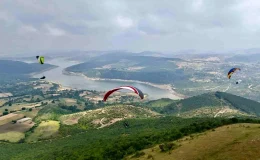 Altıeylül Belediyesi’nin Türkmentepe’de düzenlediği 1. Üniversiteler Arası Yamaç Paraşütü etkinliğine 65 paraşüt tutkunu katıldı