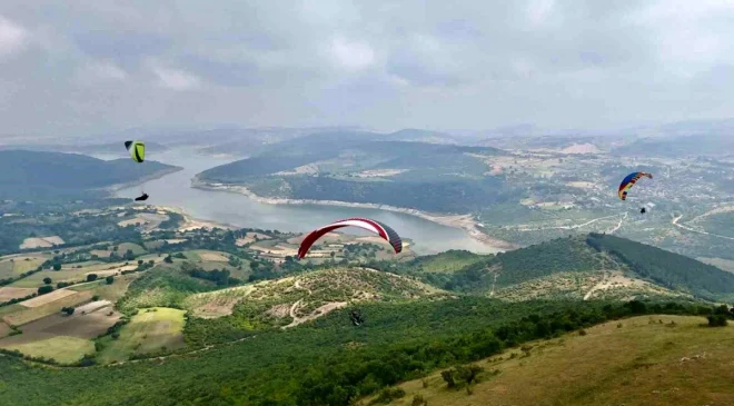 Altıeylül Belediyesi’nin Türkmentepe’de düzenlediği 1. Üniversiteler Arası Yamaç Paraşütü etkinliğine 65 paraşüt tutkunu katıldı