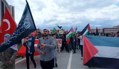 Erzincan Binali Yıldırım Üniversitesi öğrencileri Gazze için yürüdü