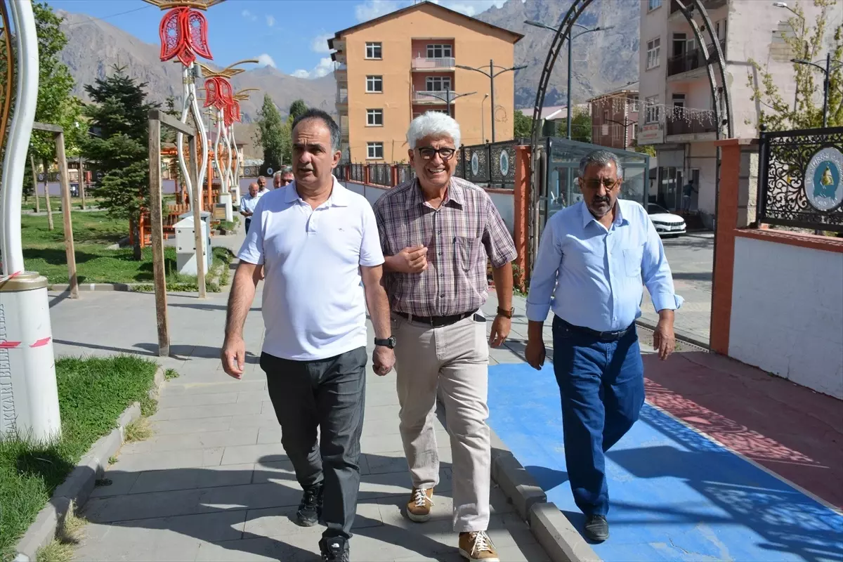 Emekli Öğretmen Hakkari’de Eski Öğrencileriyle Buluştu