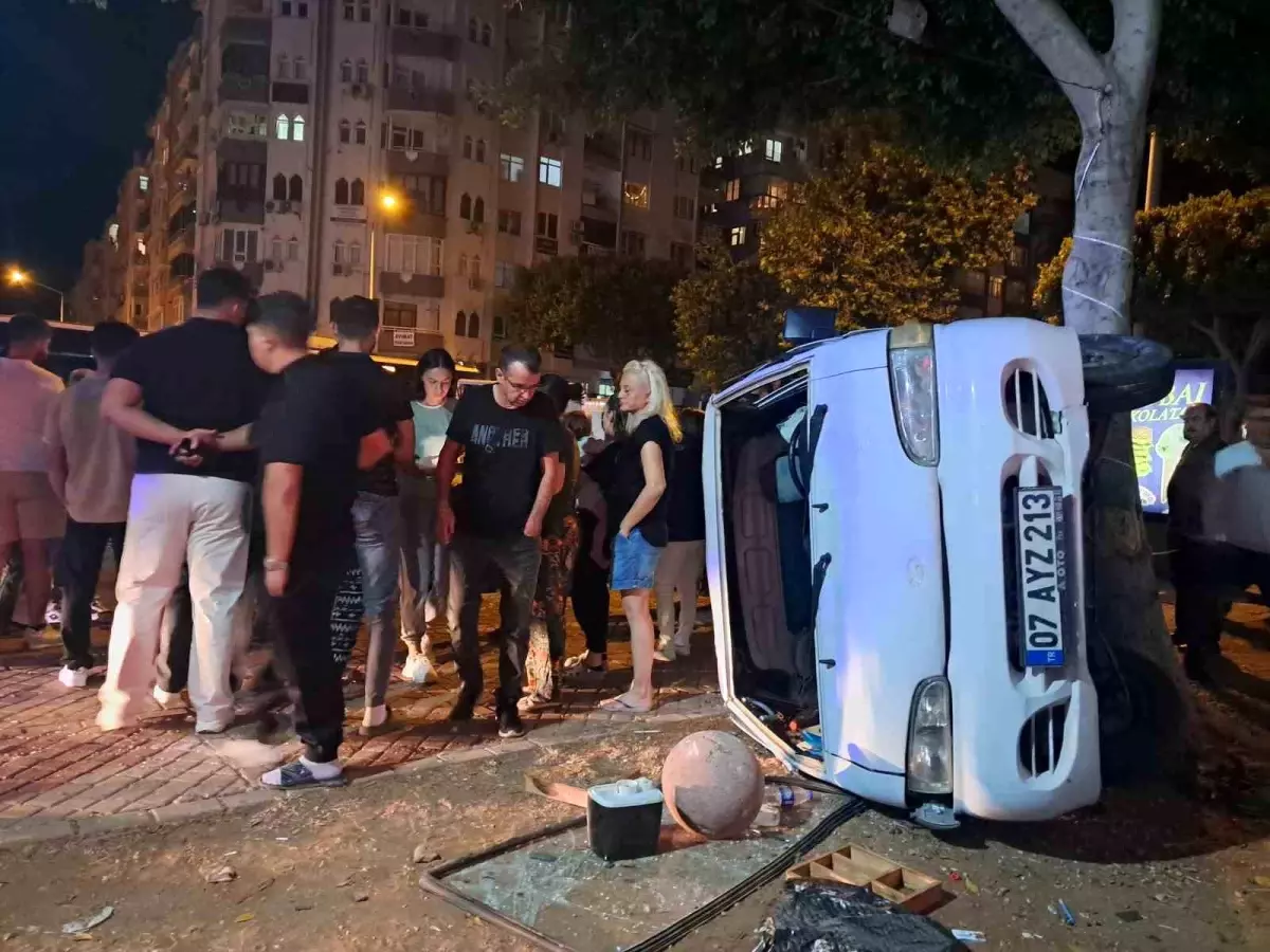 Antalya’da Taksi ile Minibüs Çarpıştı: 3 Yaralı