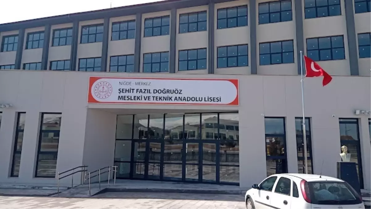 Deney sırasında tüpün kırılması sonucu üzerlerine ‘sülfürik asit’ sıçrayan 8 öğrenci yaralandı