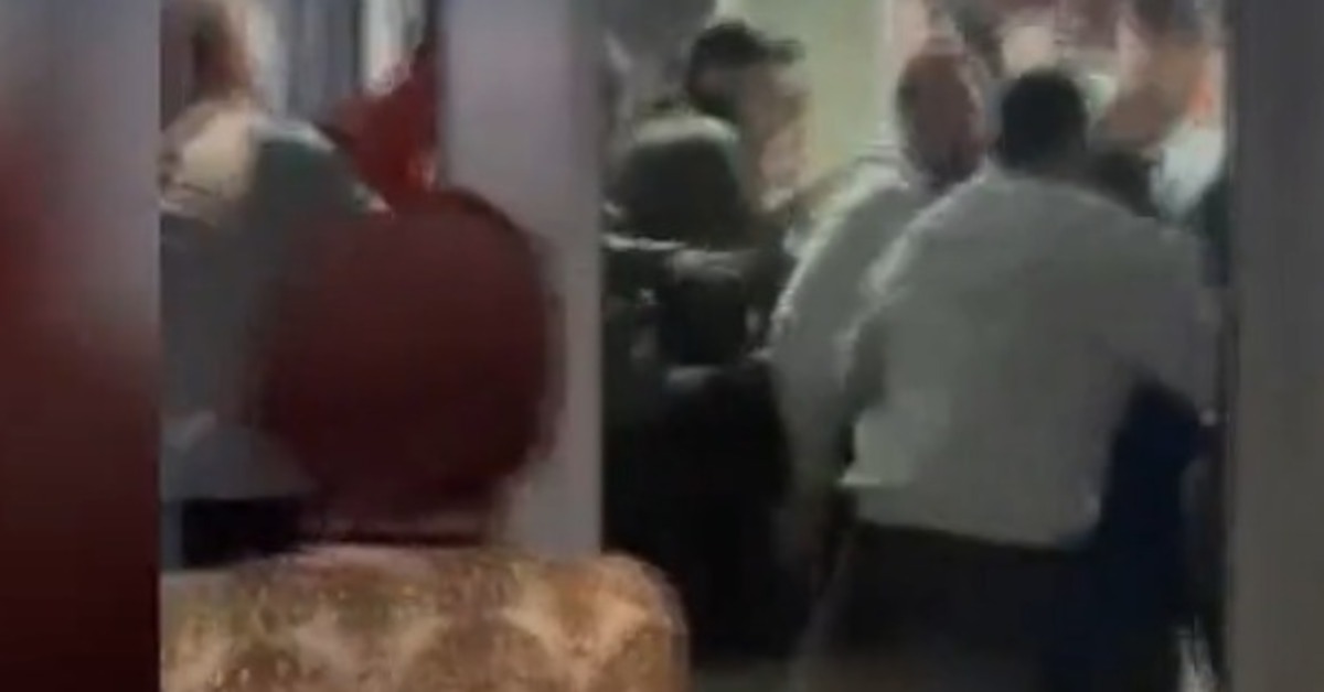 Kadına bıçak çekti! Dayak yedi!