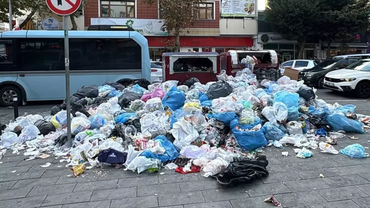 Kartal’da işçiler greve gidince çöpler sokaklarda kaldı
