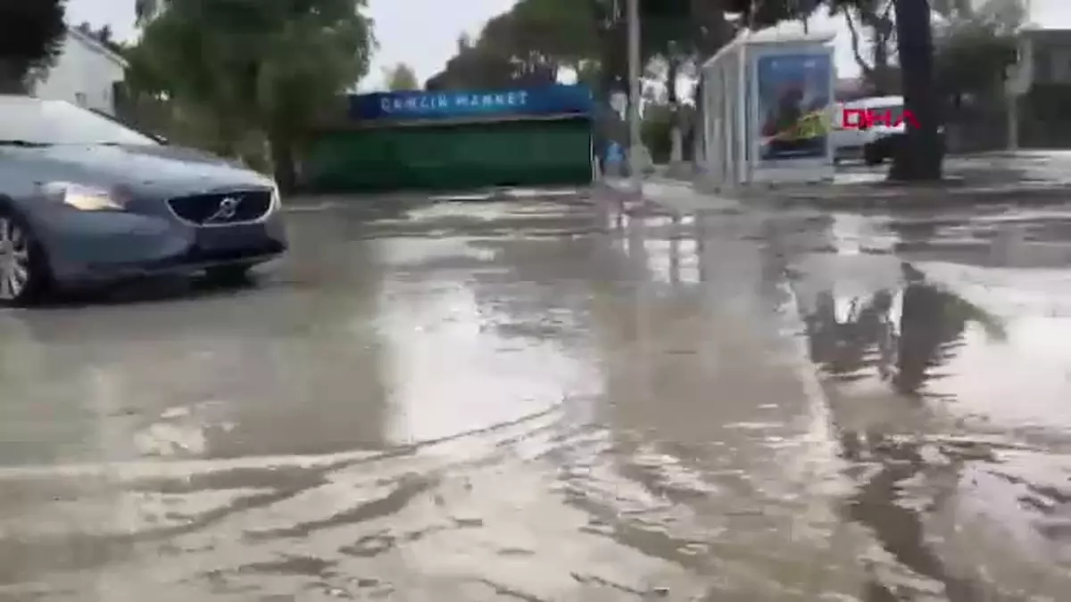 Çeşme’de Kuvvetli Sağanak Yağış Su Baskınlarına Neden Oldu
