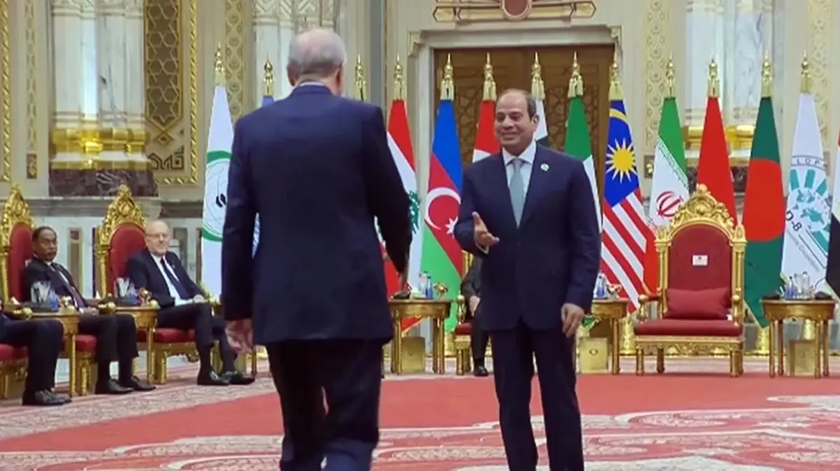 D-8 Zirvesi’nde Cumhurbaşkanı Erdoğan’a Sisi’den karşılama