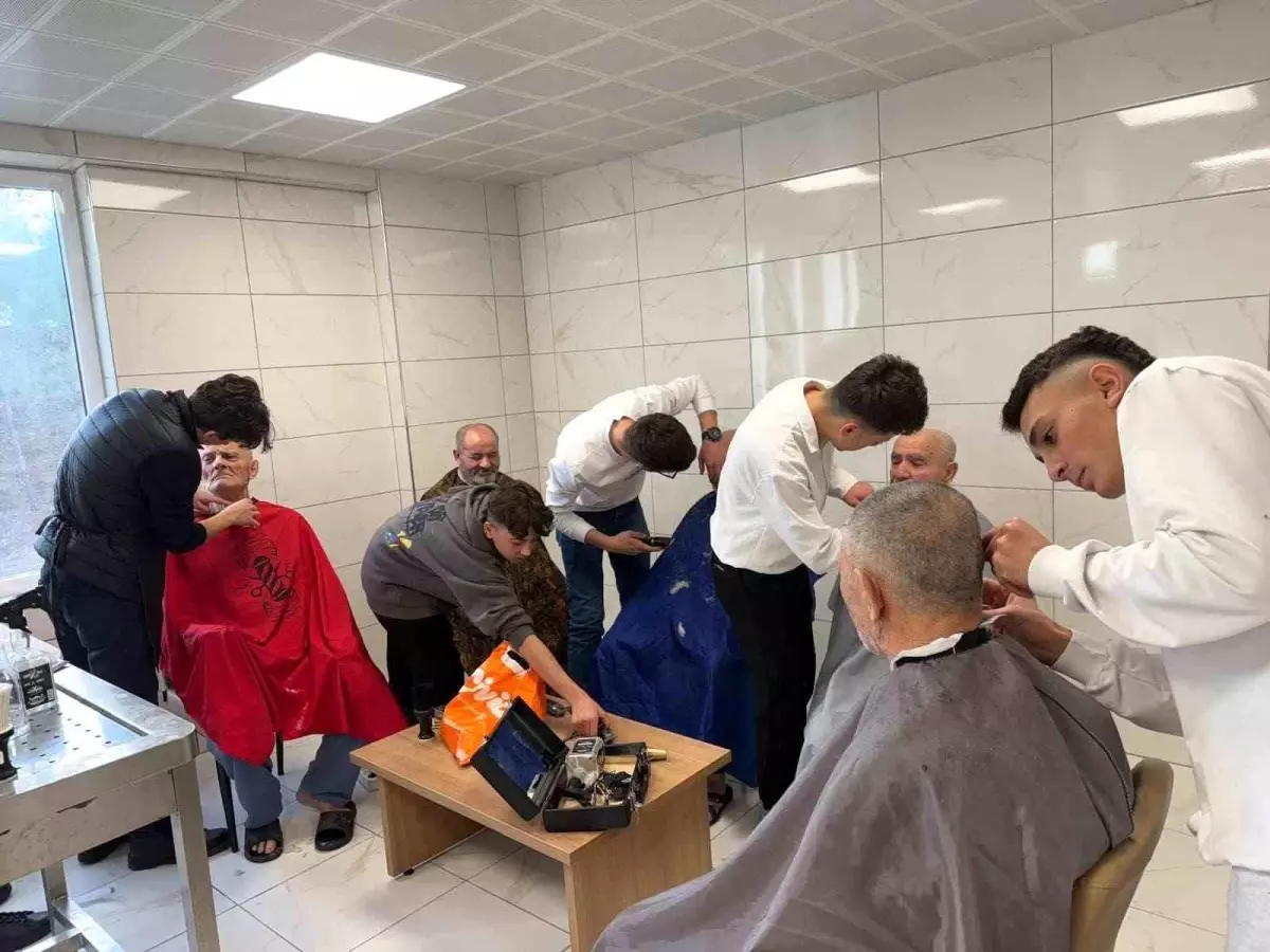 Öğrenciler Huzurevi’nde Kuaförlük Hizmeti Verdi