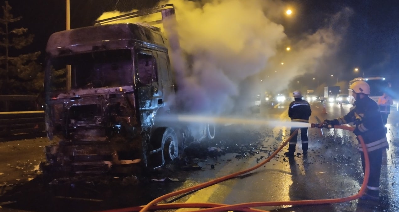Bolu Dağı’nda mangal kömürü yüklü TIR yangını