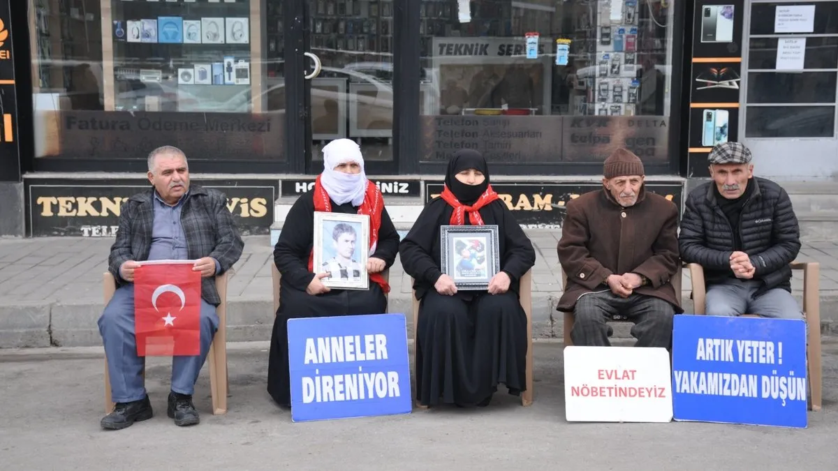 Muş’ta çocukları kaçırılan aileler DEM Parti binası önündeki “evlat nöbeti”ni sürdürdü