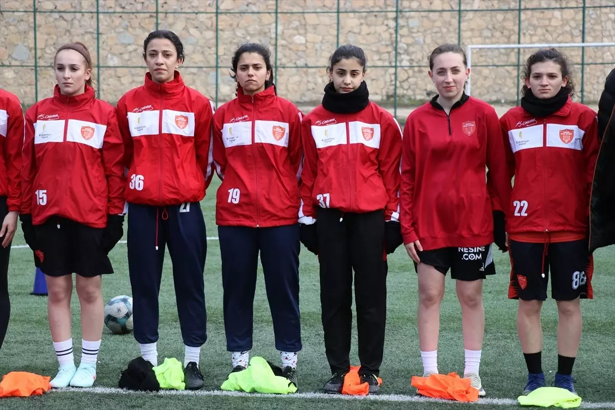 Amasis Kadın Takımı Depremde Kaybettikleri İçin Saygı Duruşunda Bulundu