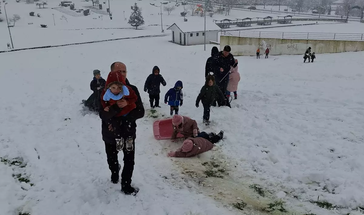 Düzce’de Kar Yağışı Eğitime Ara Verdi, Çocuklar Eğlencenin Tadını Çıkardı