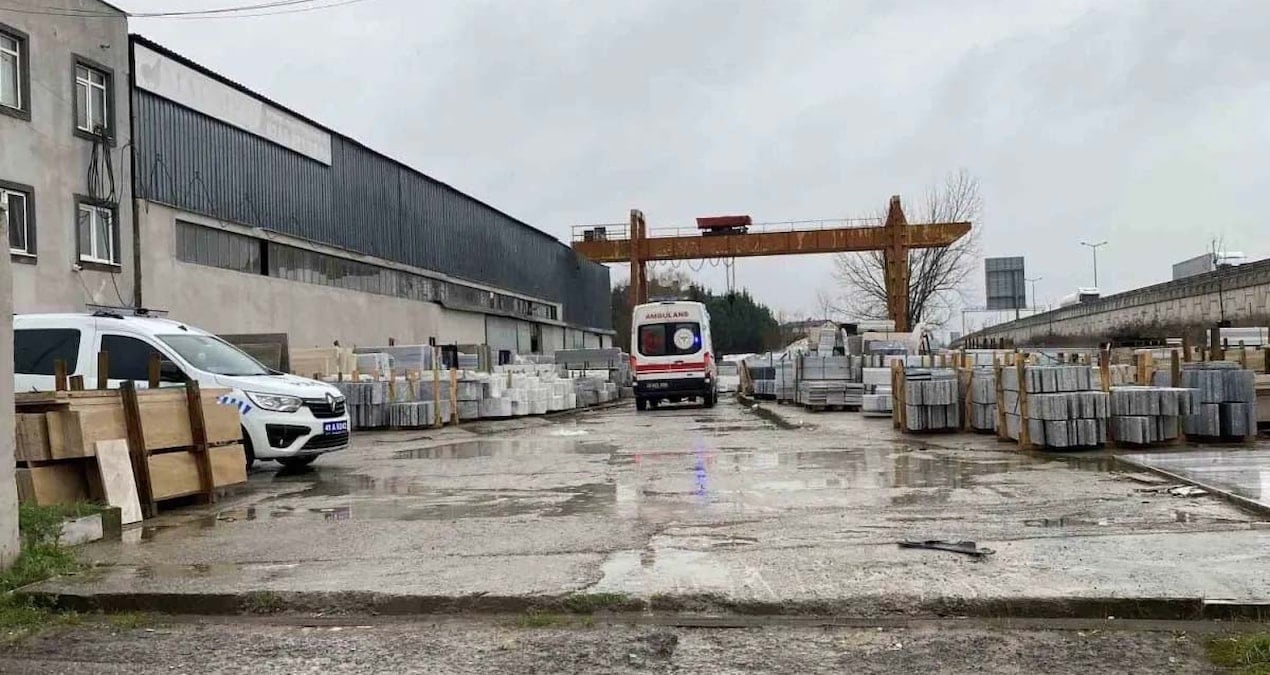 Vinçten düşen iki işçi hayatını kaybetti
