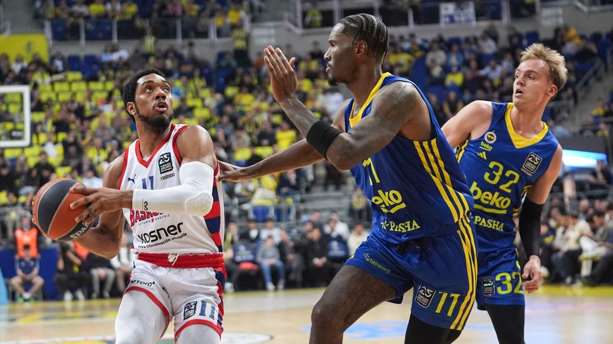 Fenerbahçe, Baskonia’yı yıktı! EuroLeague’de liderliğe yükseldi
