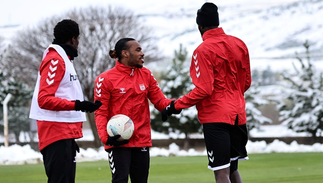 Sivasspor’da Fenerbahçe hazırlıkları soğuk havada devam etti